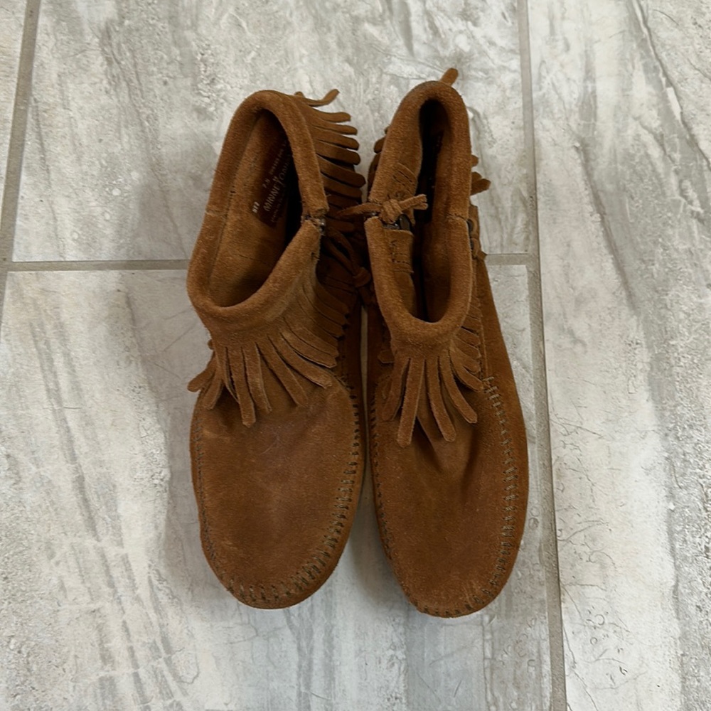Minnetonka suede ankle booties in size 7.5 narrow
